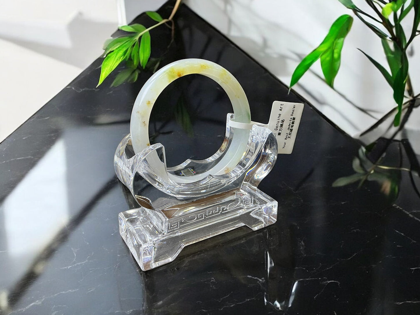 天然緬甸翡翠白底撒黃飄綠正圈手鐲(圈口 53)