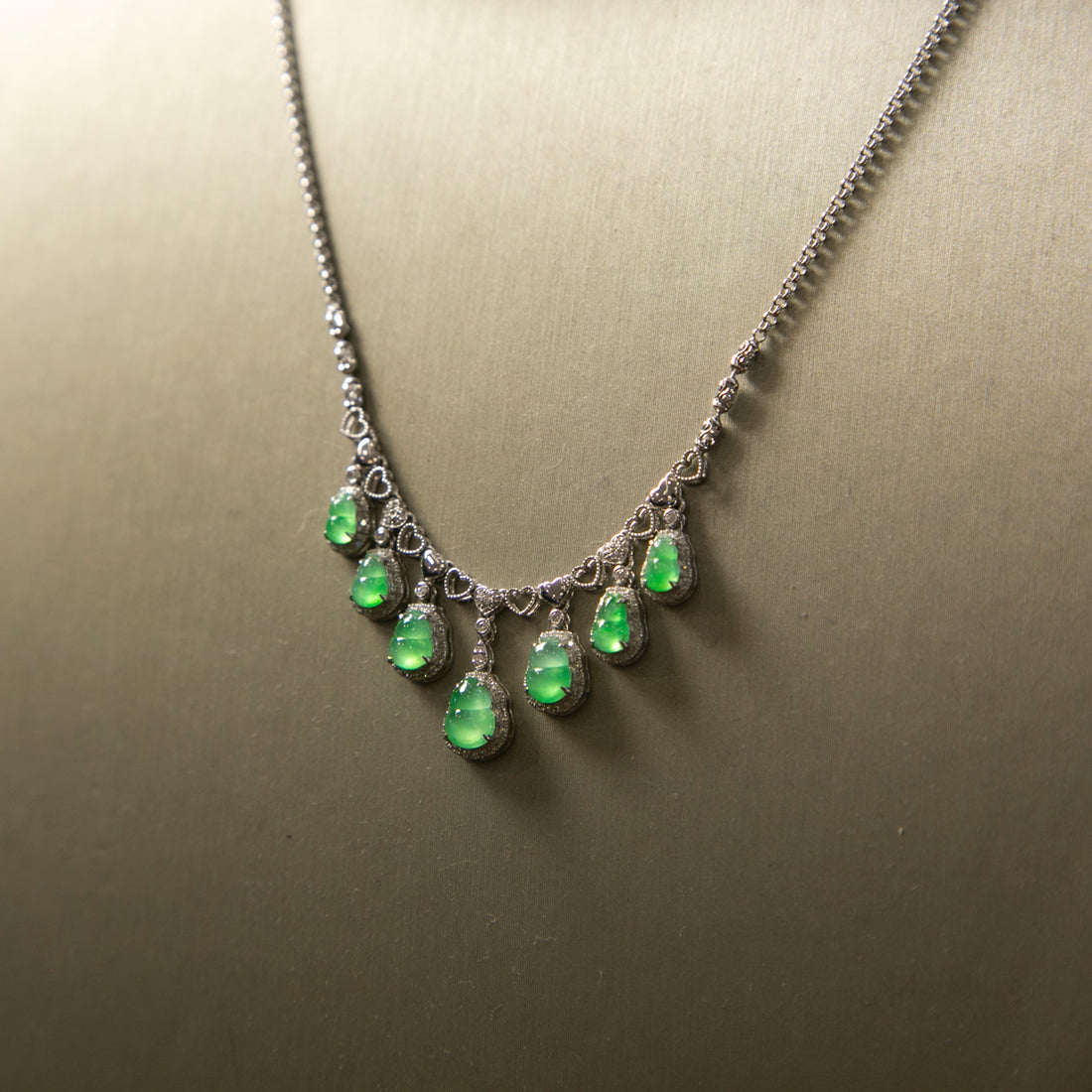 18K白金鑲鑽天然緬甸翡翠冰綠葫蘆頸鏈