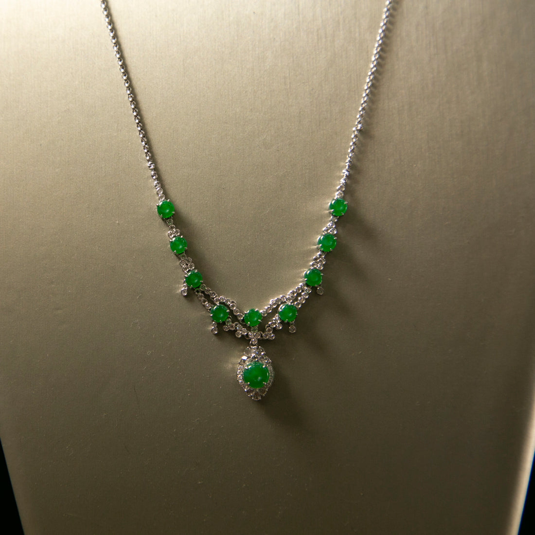 18K白金鑲鑽天然緬甸翡翠滿綠頸鏈