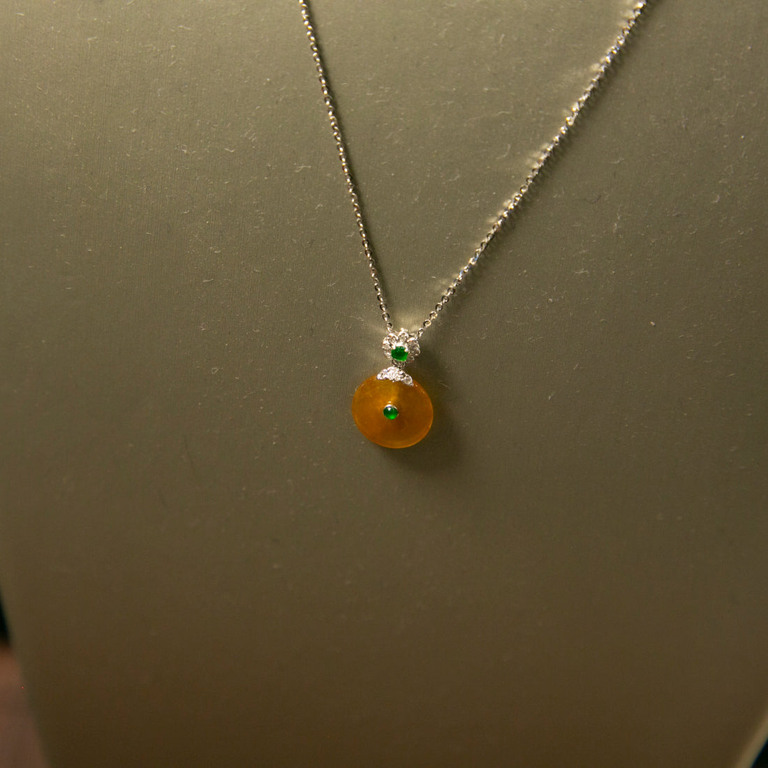 18K白金鑲鑽天然緬甸翡翠黃翡平安扣頸鏈