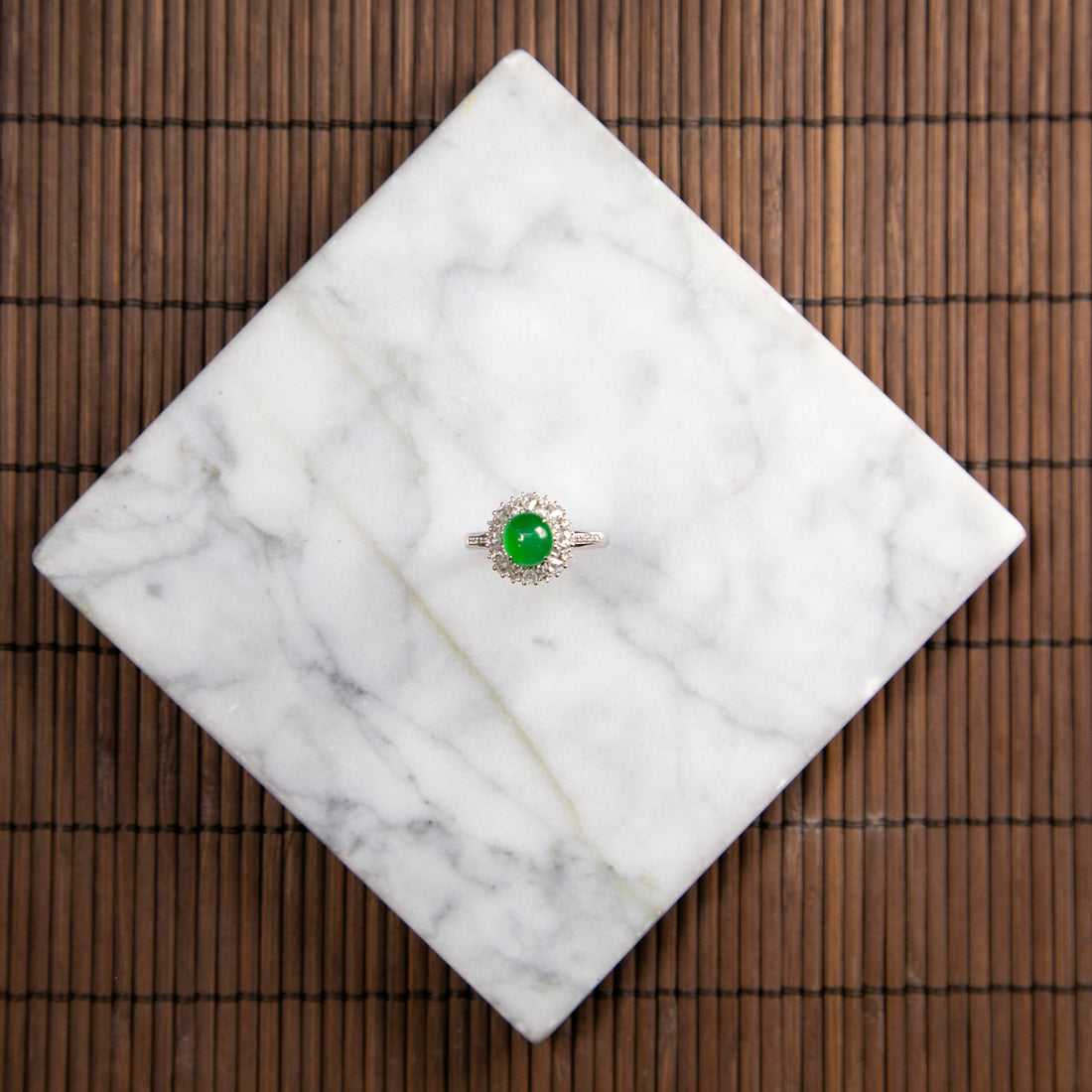 18K白金鑲鑽天然緬甸翡翠冰陽綠蛋面戒指