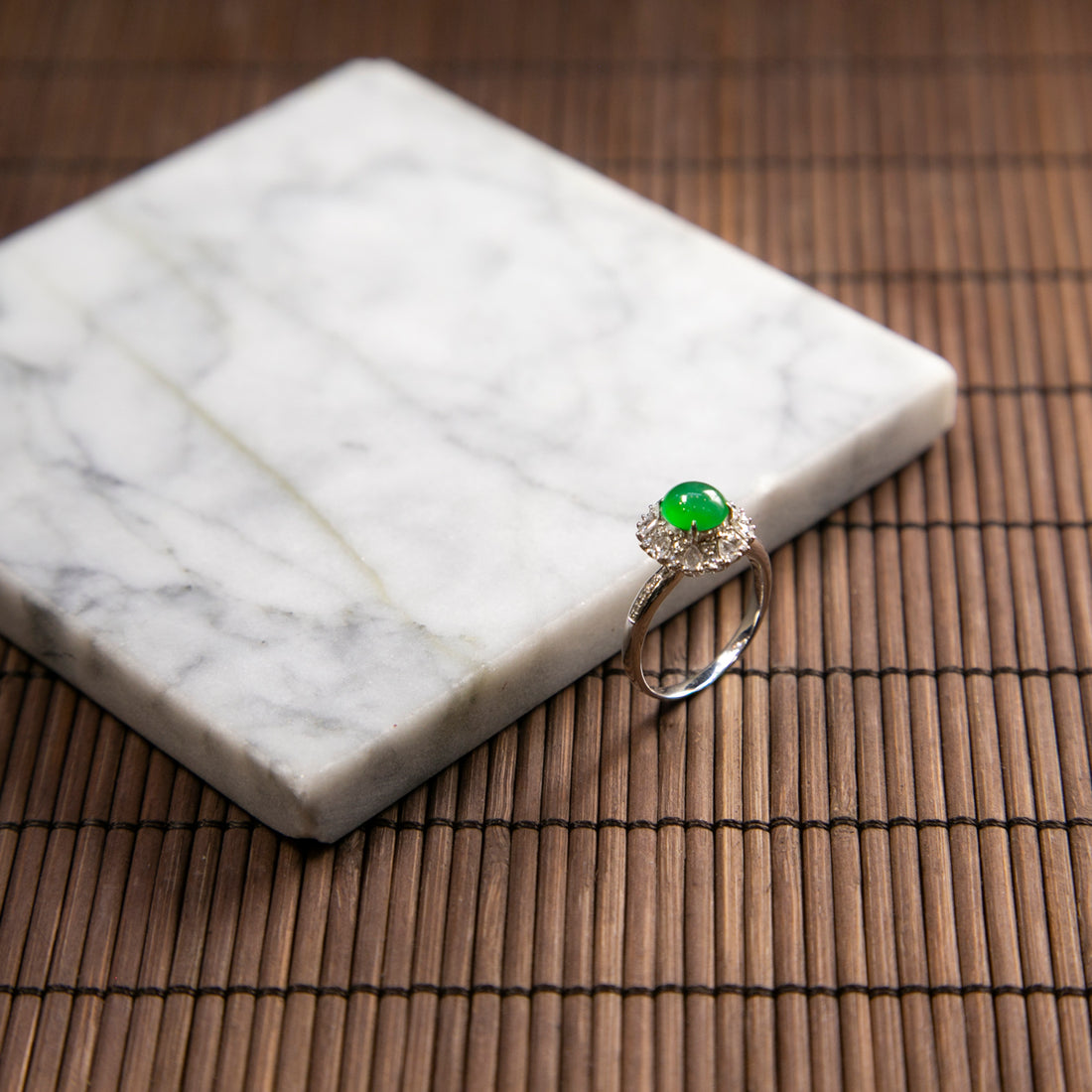 18K白金鑲鑽天然緬甸翡翠冰陽綠蛋面戒指