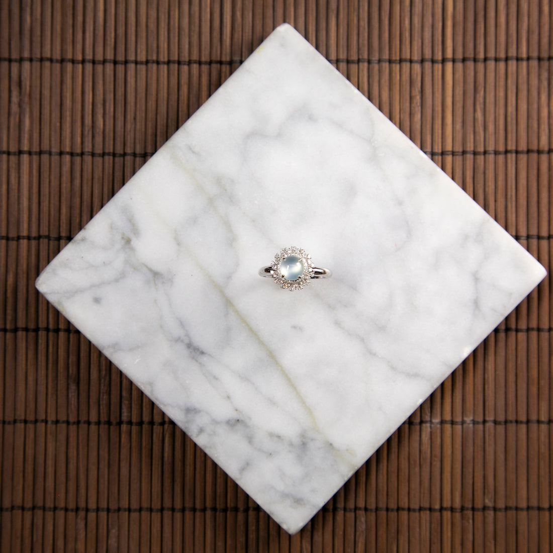 18K白金鑲鑽天然緬甸翡翠冰白蛋面戒指