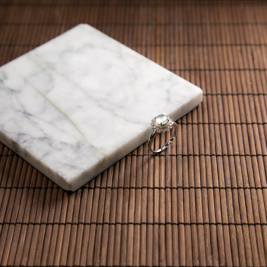 18K白金鑲鑽天然緬甸翡翠冰白蛋面戒指