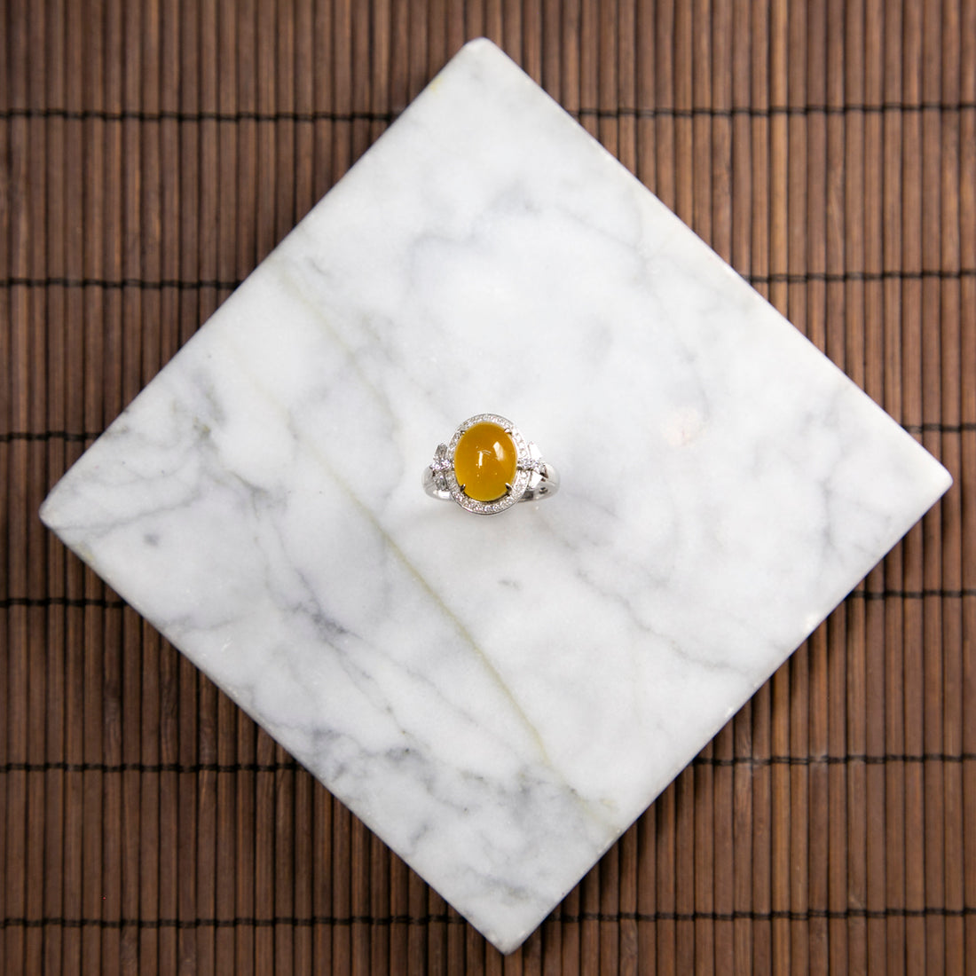 18K白金鑲鑽天然緬甸翡翠黃翡蛋面戒指