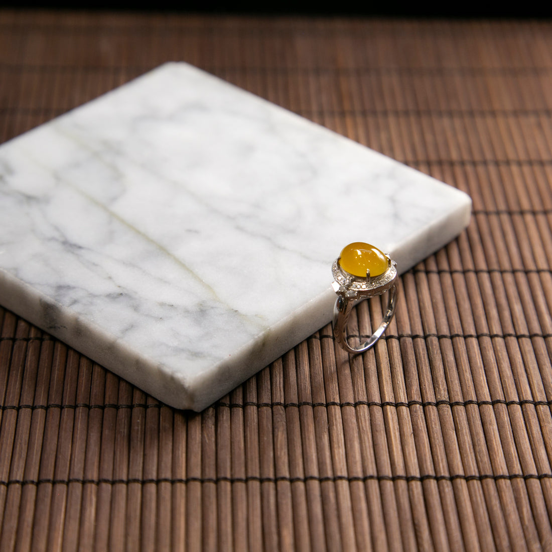 18K白金鑲鑽天然緬甸翡翠黃翡蛋面戒指