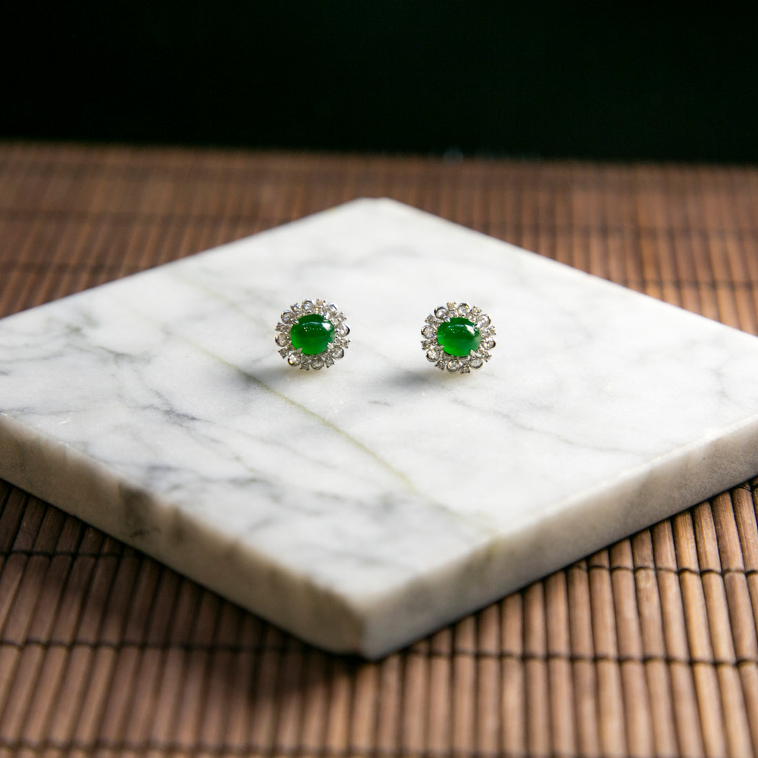 18K白金鑲鑽天然緬甸翡翠冰陽綠蛋面耳針