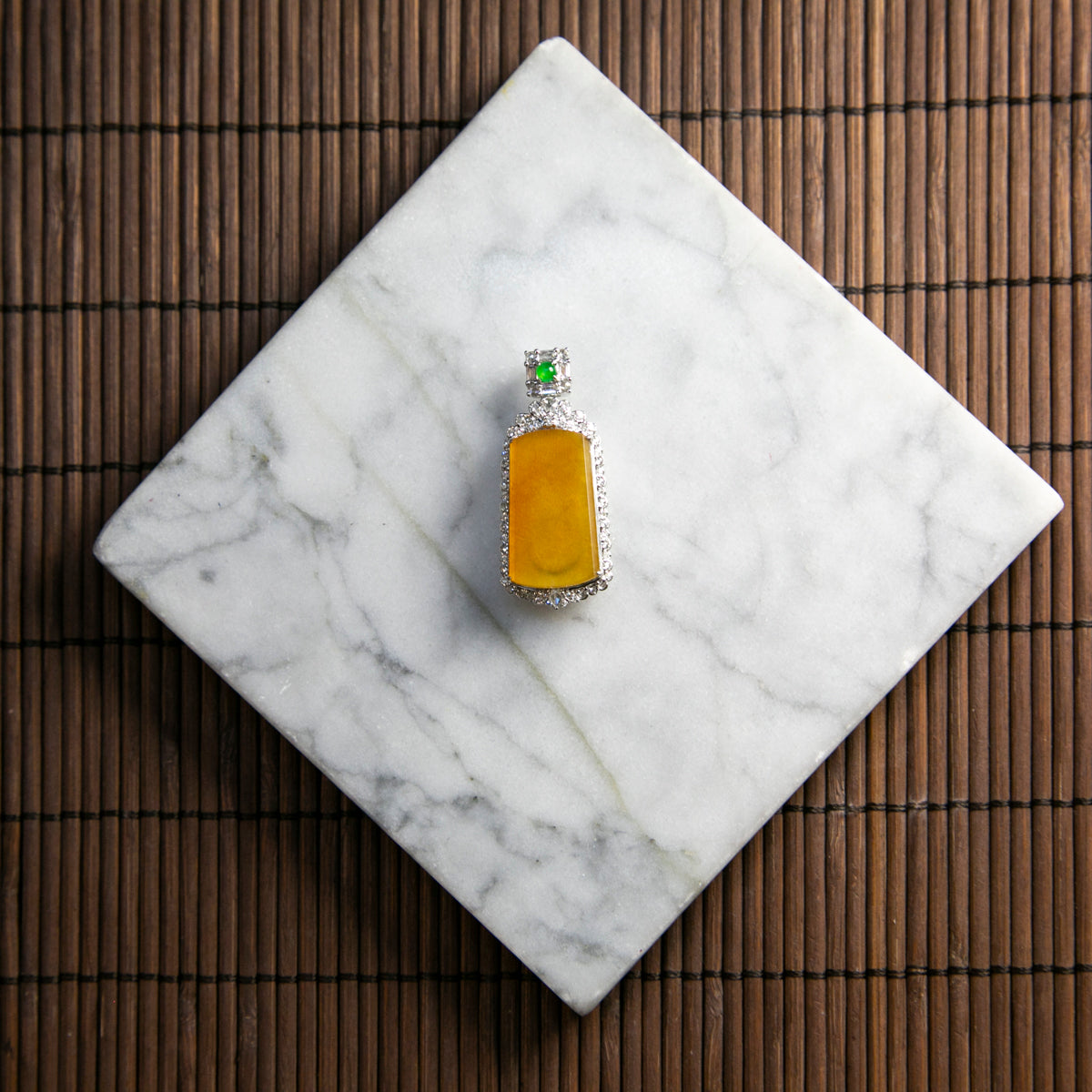 18K白金鑲鑽天然緬甸翡翠玻璃種黃翡無事牌吊墜