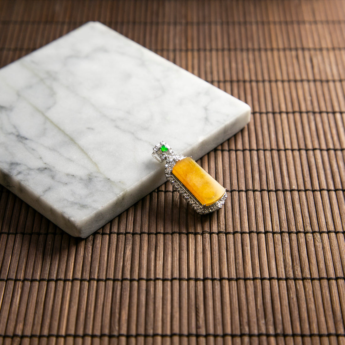 18K白金鑲鑽天然緬甸翡翠玻璃種黃翡無事牌吊墜