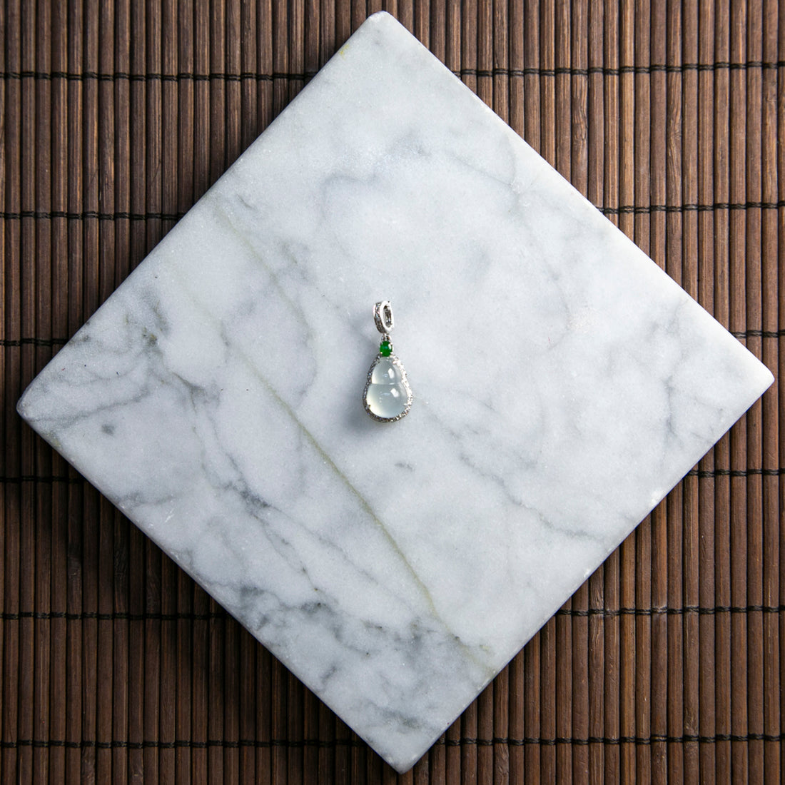 18K白金鑲鑽天然緬甸翡翠冰白葫蘆吊墜