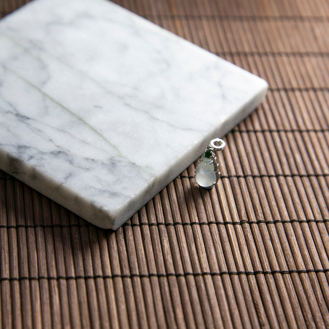 18K白金鑲鑽天然緬甸翡翠冰白葫蘆吊墜