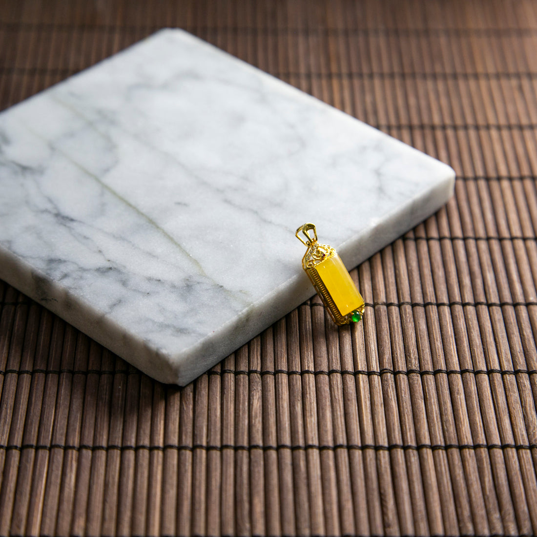 18K金鑲鑽天然緬甸翡翠黃翡方形吊墜