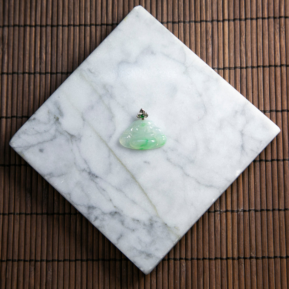 18K白金鑲鑽天然緬甸翡翠白底青笑佛吊墜