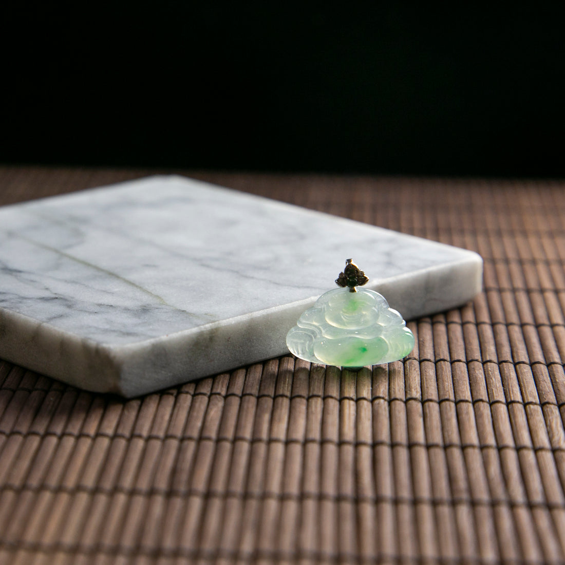 18K白金鑲鑽天然緬甸翡翠白底青笑佛吊墜