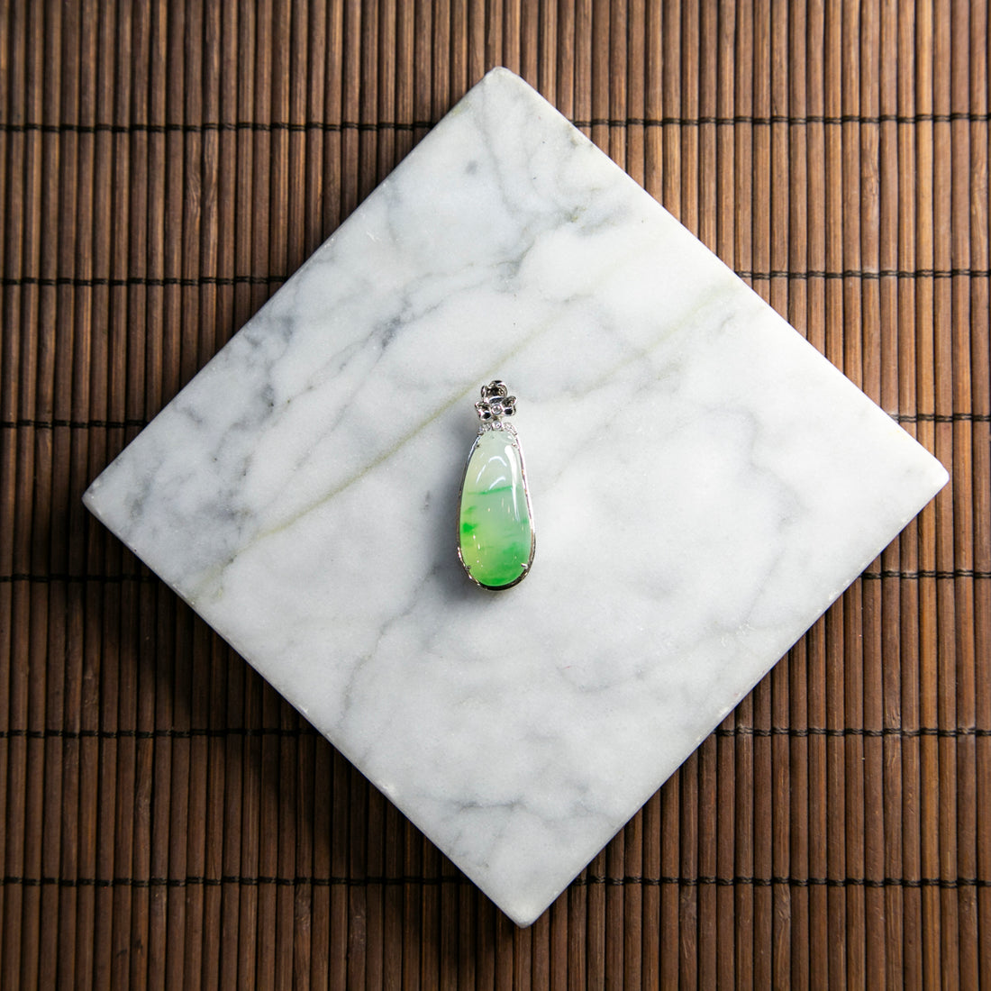 18K白金鑲鑽天然緬甸翡翠飄綠色根福瓜吊墜
