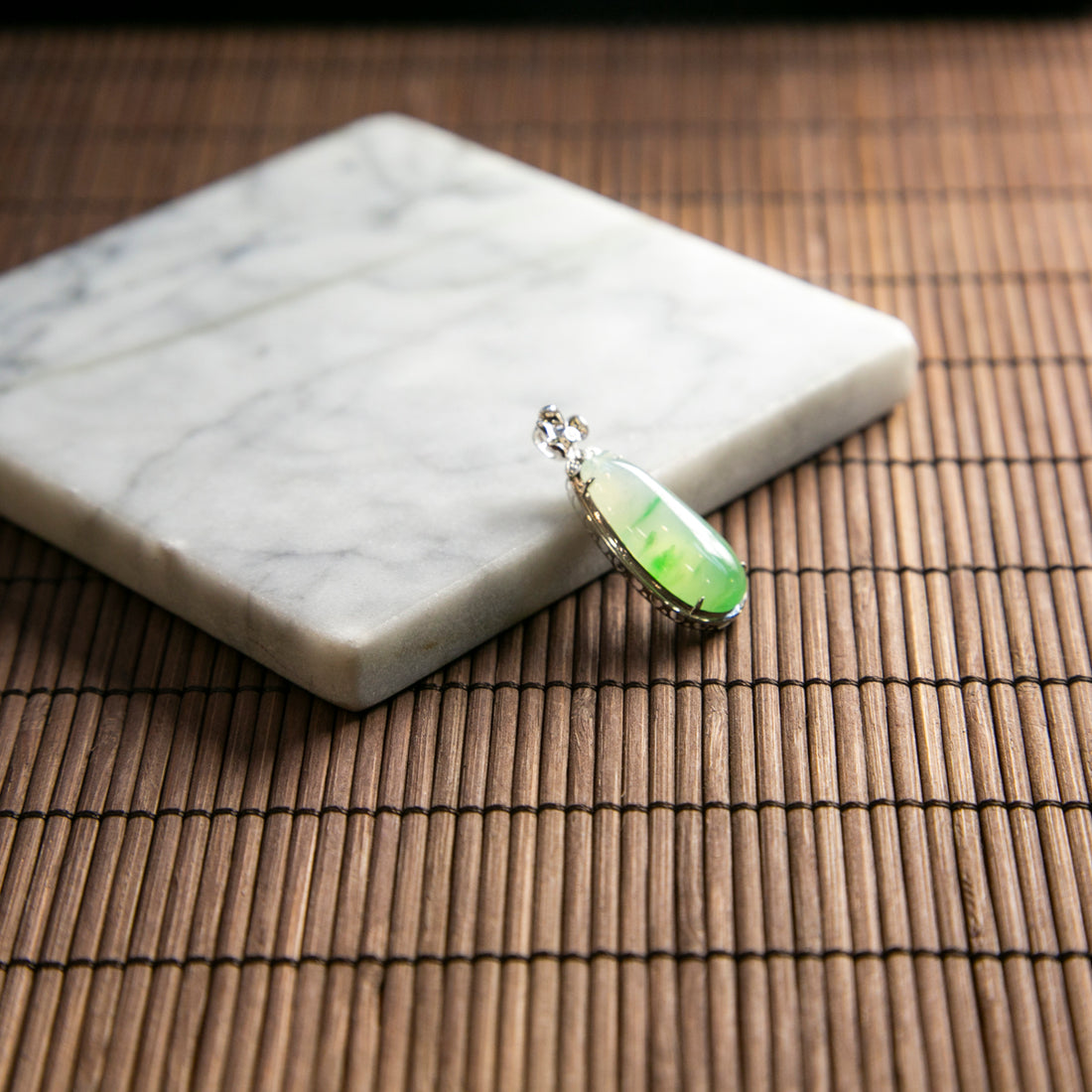 18K白金鑲鑽天然緬甸翡翠飄綠色根福瓜吊墜