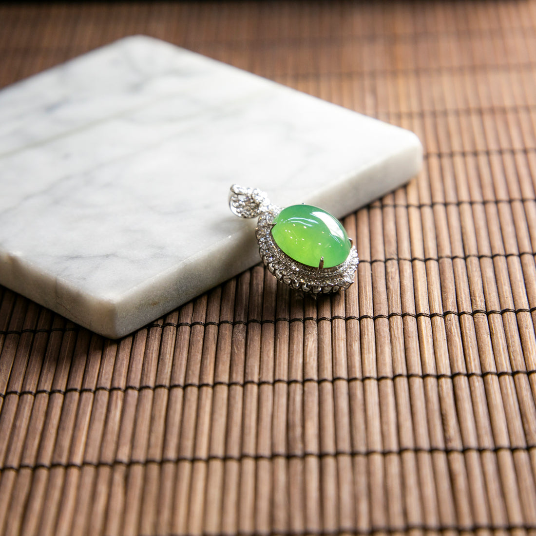 18K白金鑲鑽天然緬甸翡翠冰綠大蛋面吊墜