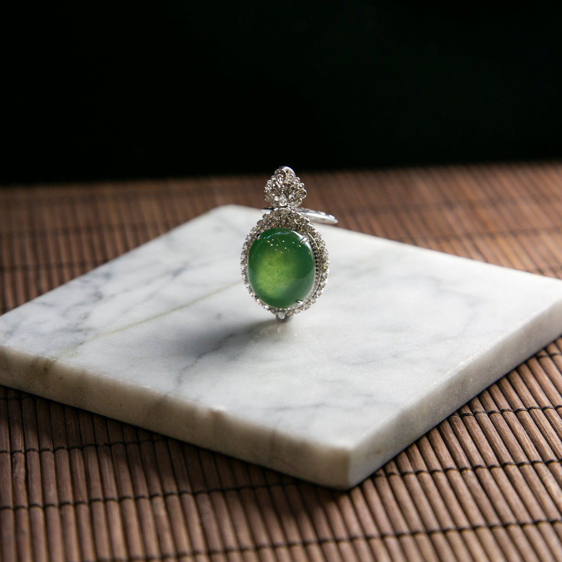 18K白金鑲鑽天然緬甸翡翠冰綠大蛋面吊墜