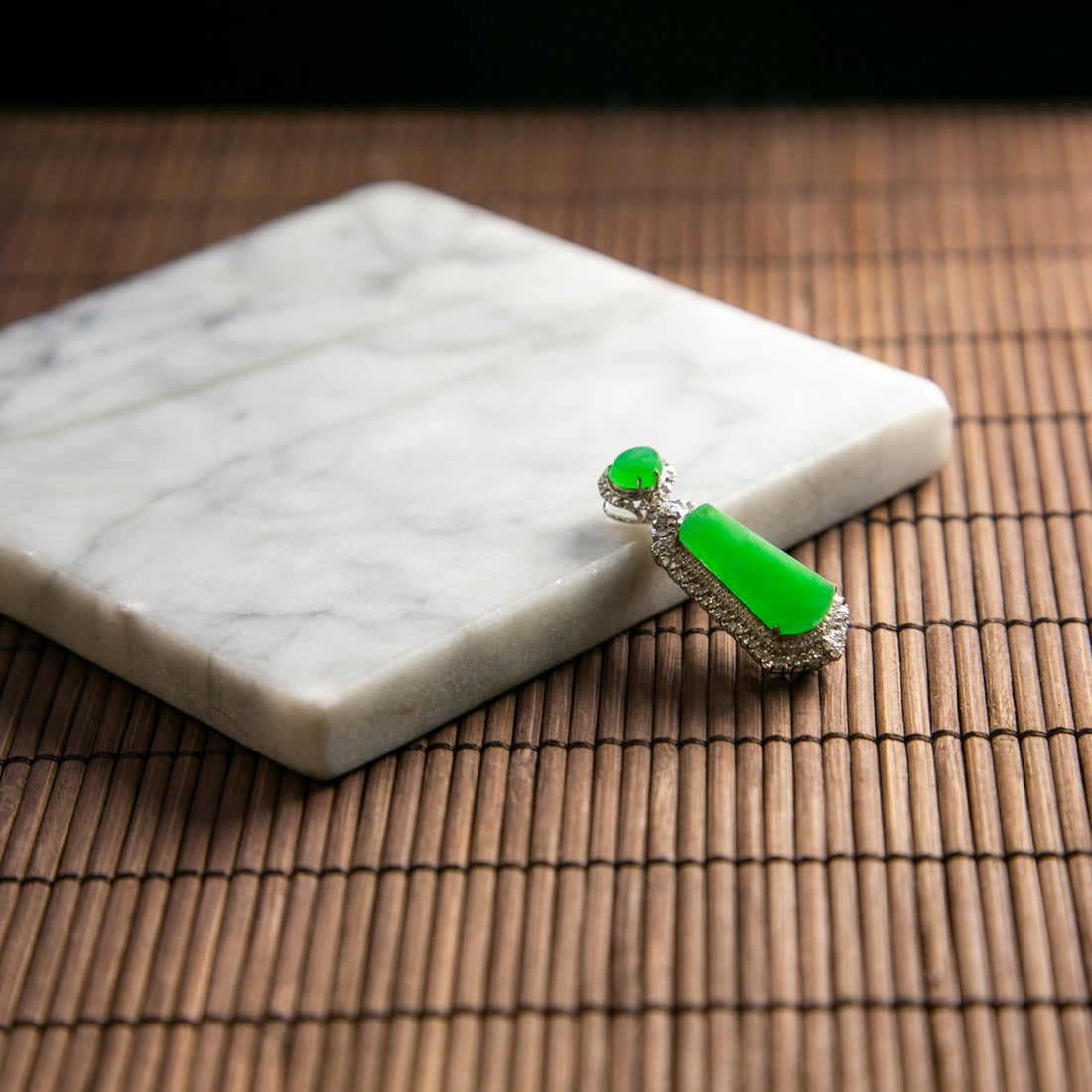 18K白金鑲鑽天然緬甸翡翠陽綠無事牌吊墜