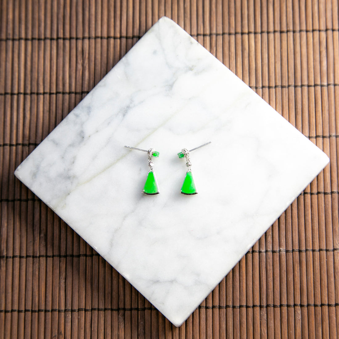 18K白金鑲鑽天然緬甸翡翠冰陽綠無事牌耳針