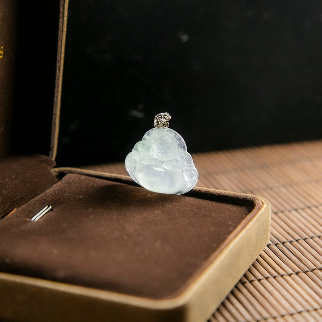 18K白金鑲鑽天然緬甸翡翠光感冰白笑佛吊墜