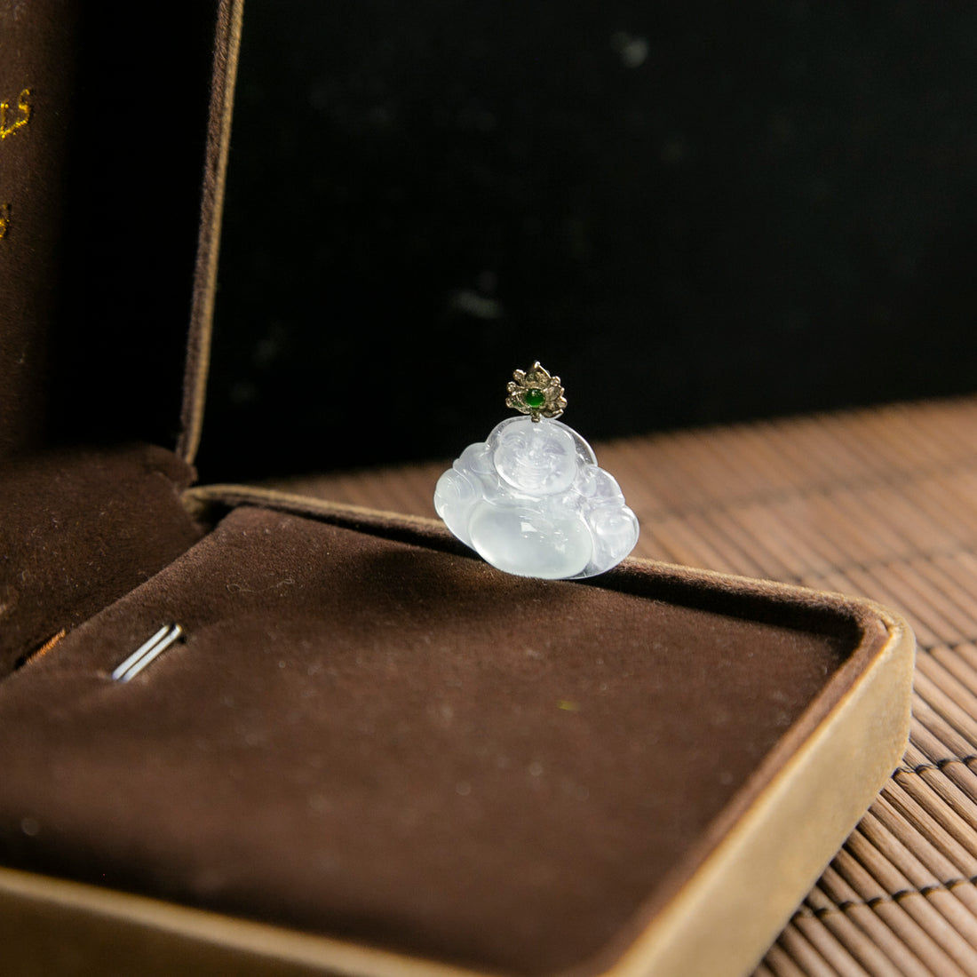 18K白金鑲鑽天然緬甸翡翠冰淡綠飄花笑佛吊墜