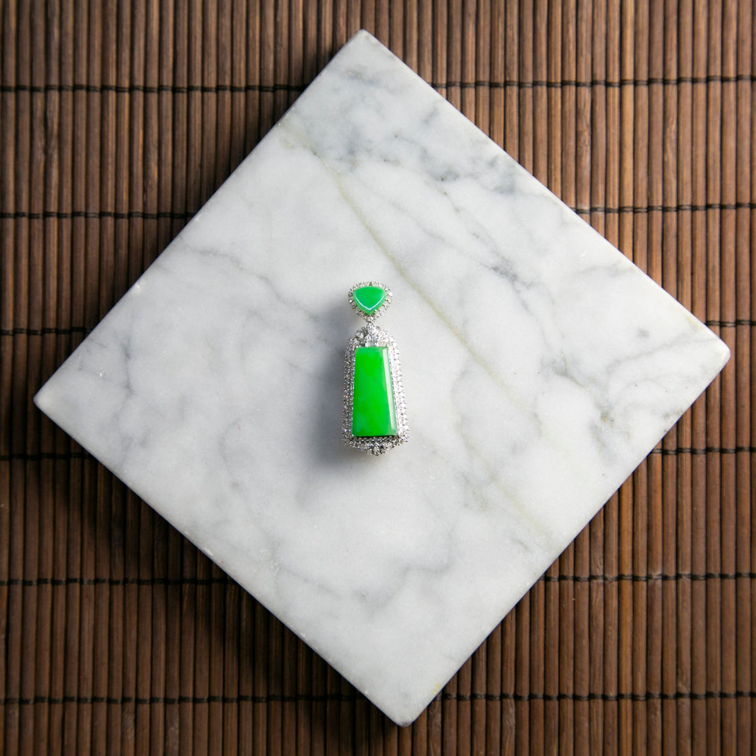 18K白金鑲鑽天然緬甸翡翠滿綠無事牌吊墜