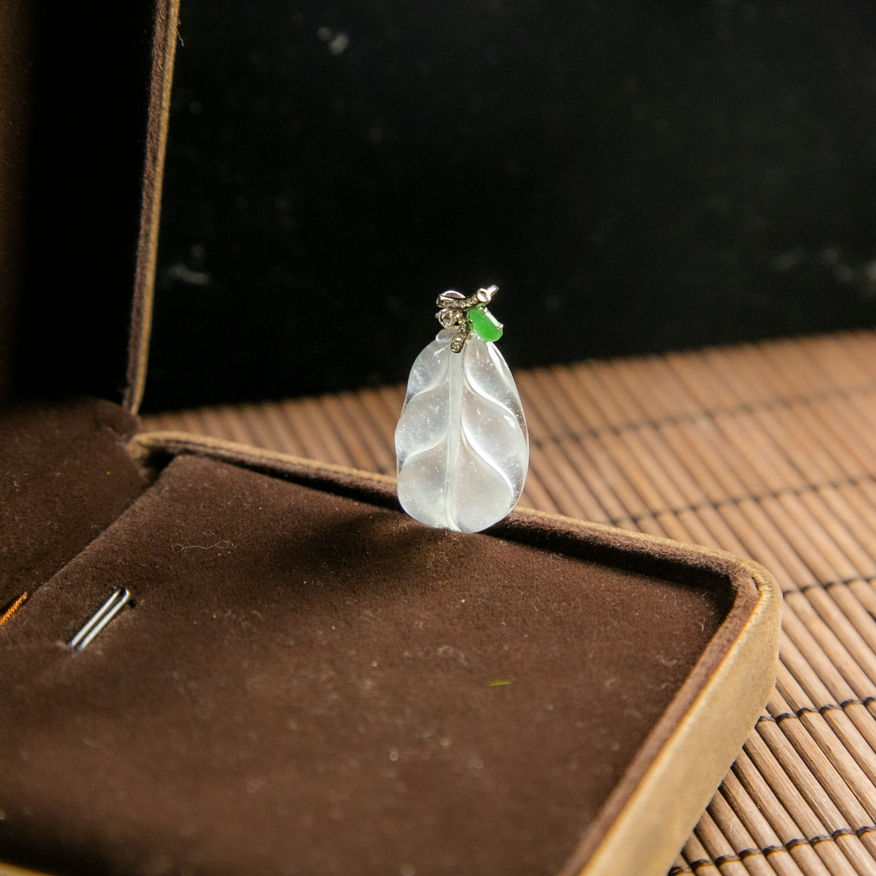 18K白金鑲鑽天然緬甸翡翠高冰白飄花葉片吊墜