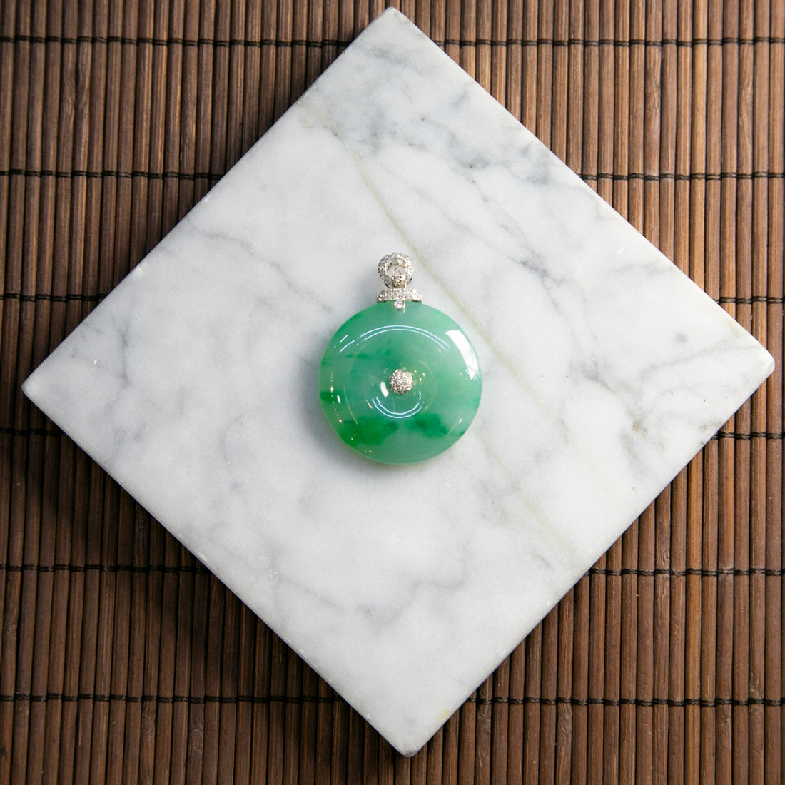 18K白金鑲鑽天然緬甸翡翠冰飄綠色根平安扣吊墜