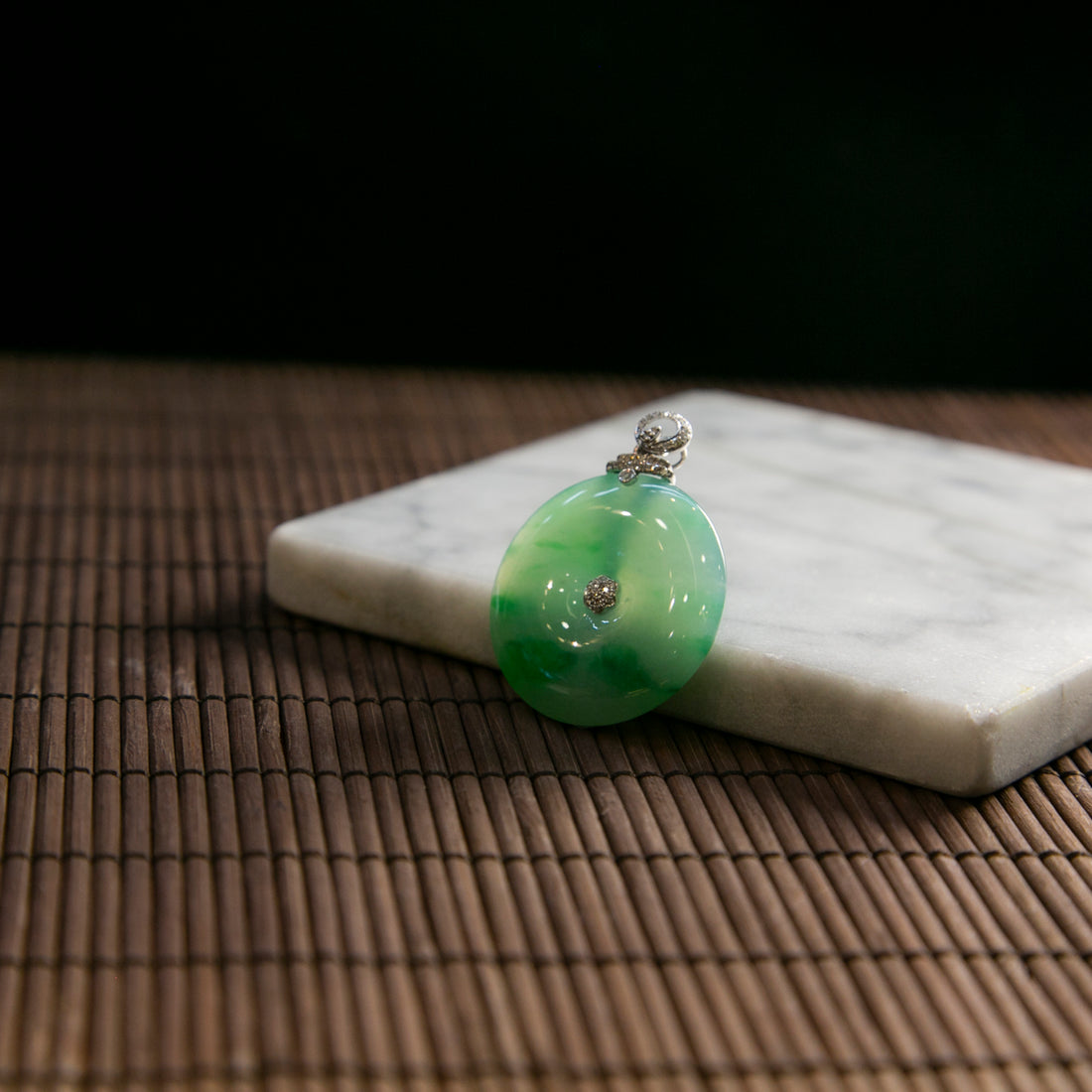 18K白金鑲鑽天然緬甸翡翠冰飄綠色根平安扣吊墜