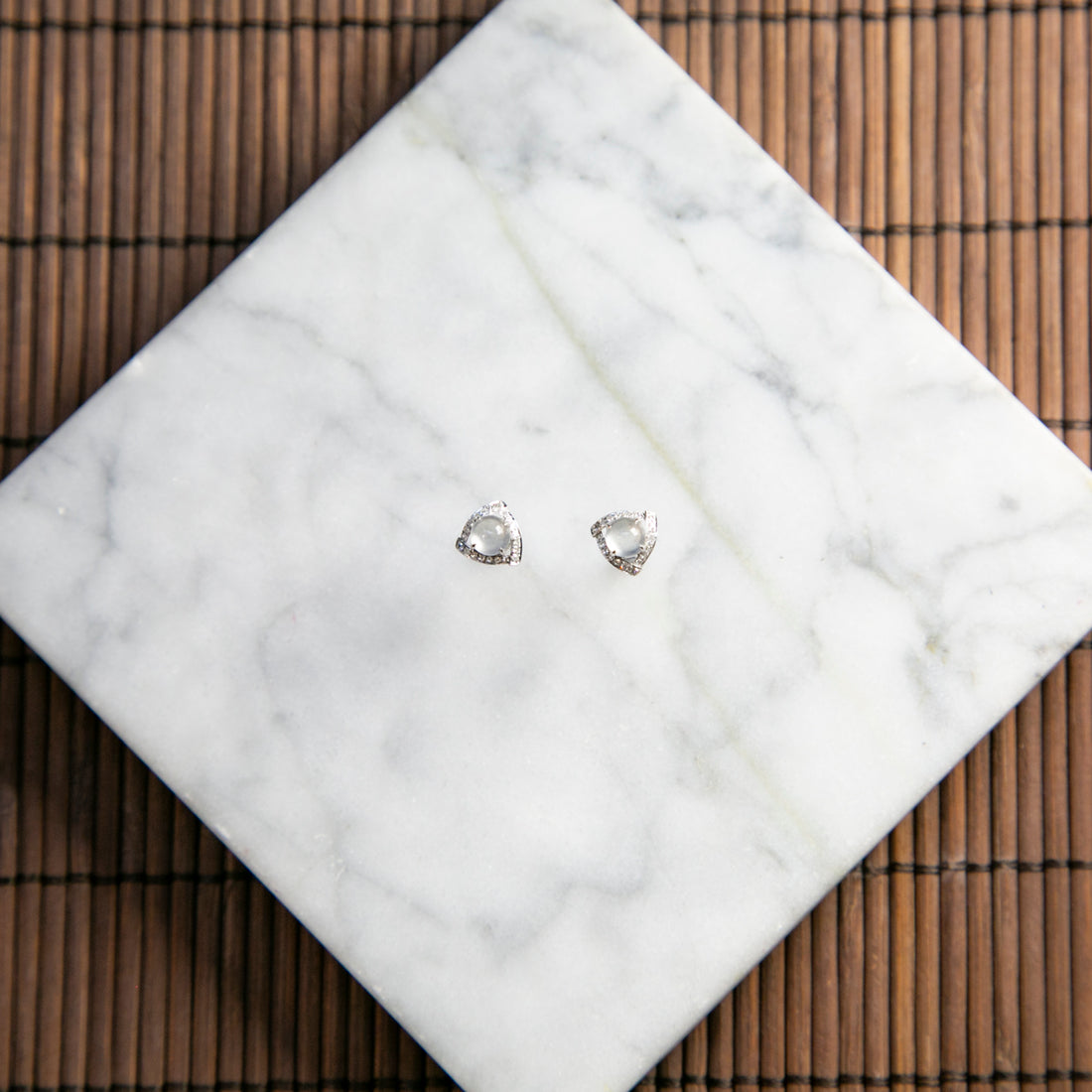 18K白金鑲鑽天然緬甸翡翠玻璃種冰白蛋面耳針