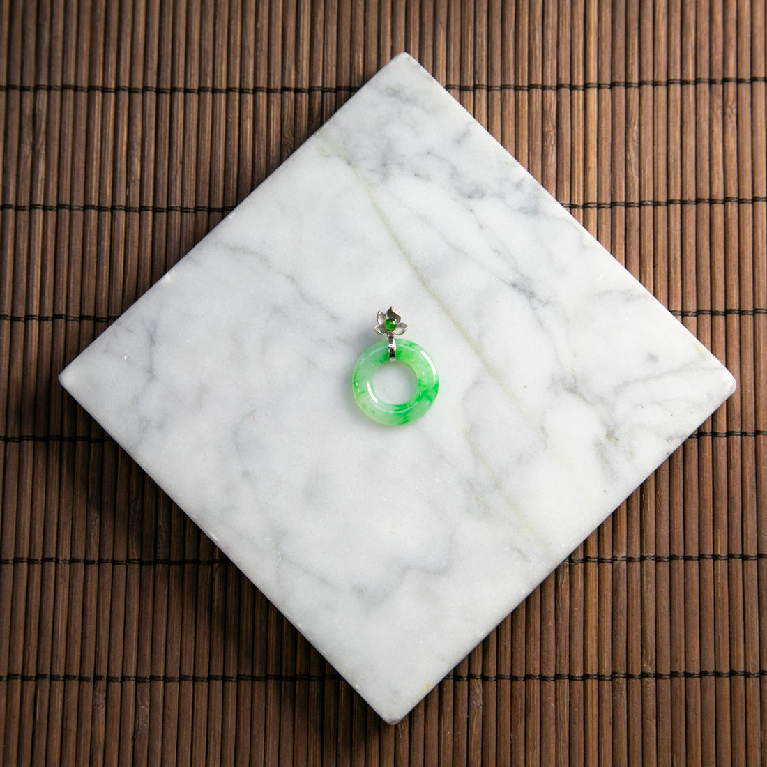 18K白金鑲鑽天然緬甸翡翠飄綠色根水泡吊墜