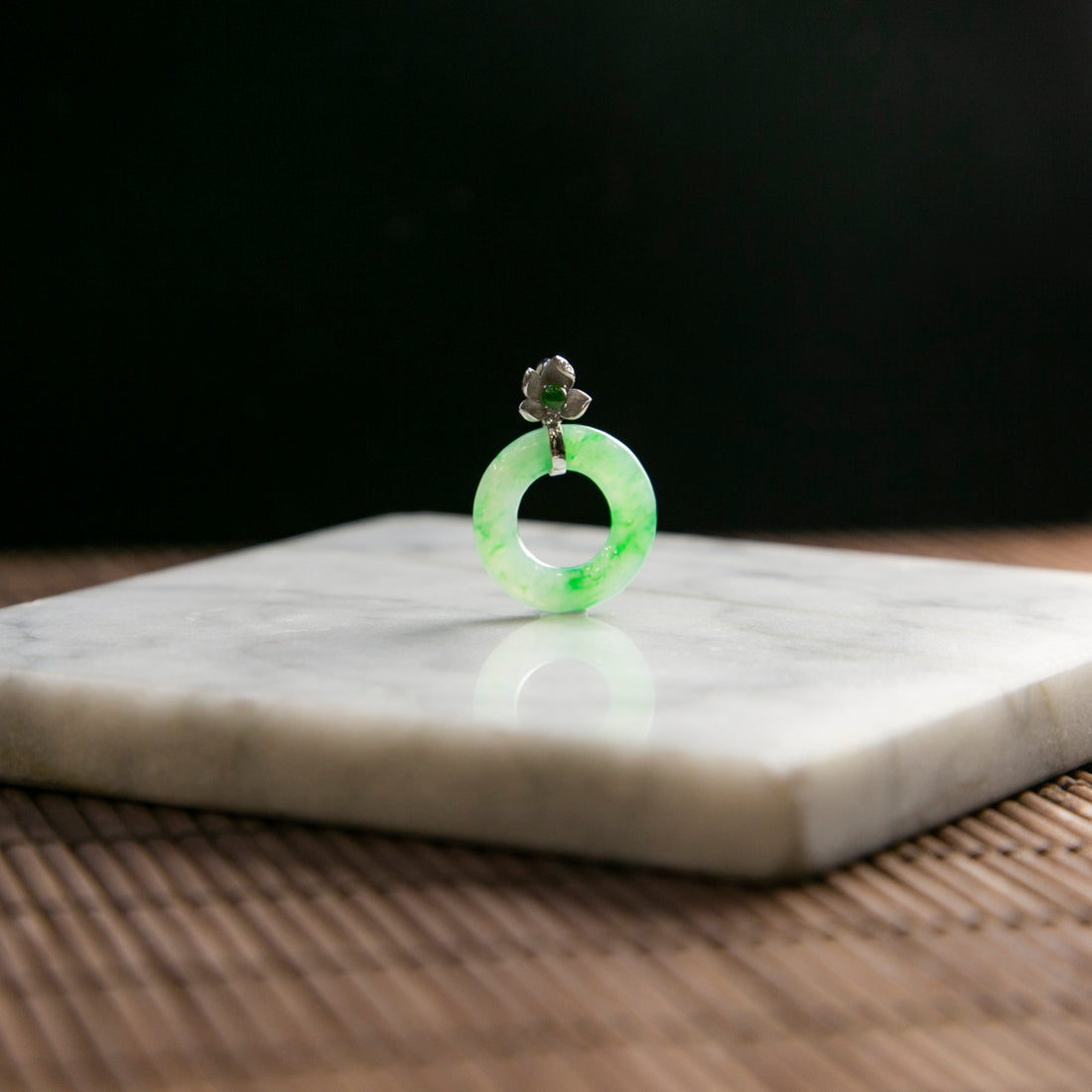 18K白金鑲鑽天然緬甸翡翠飄綠色根水泡吊墜