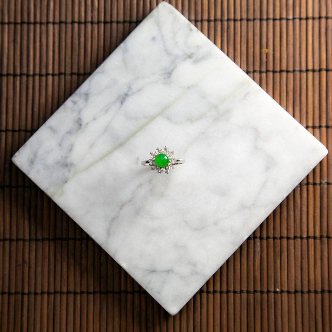 18K白金鑲鑽天然緬甸翡翠綠蛋面戒指