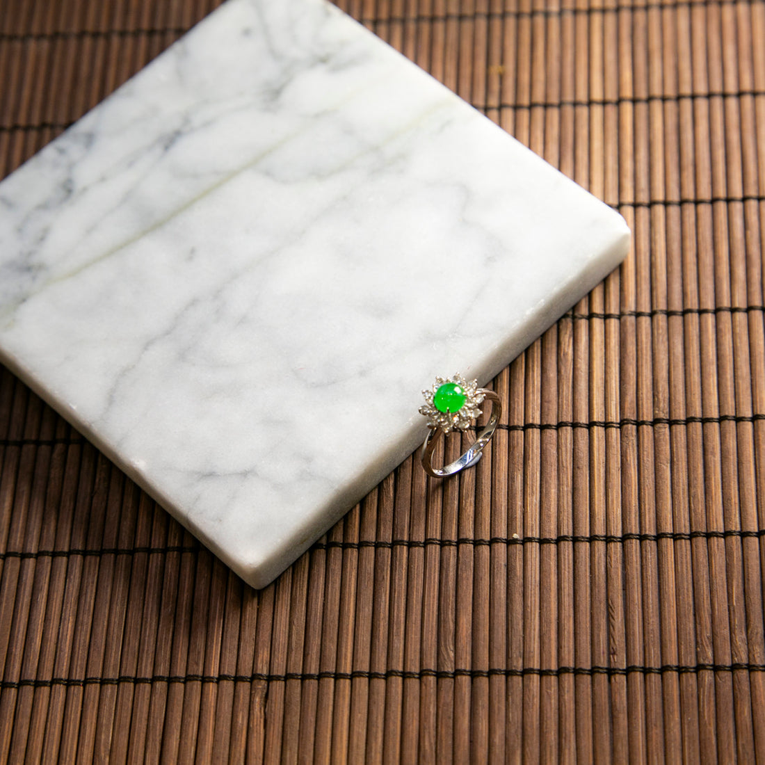 18K白金鑲鑽天然緬甸翡翠綠蛋面戒指