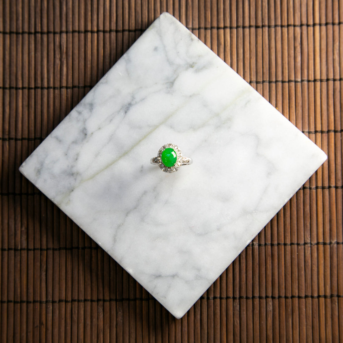 18K白金鑲鑽天然緬甸翡翠冰綠蛋面戒指