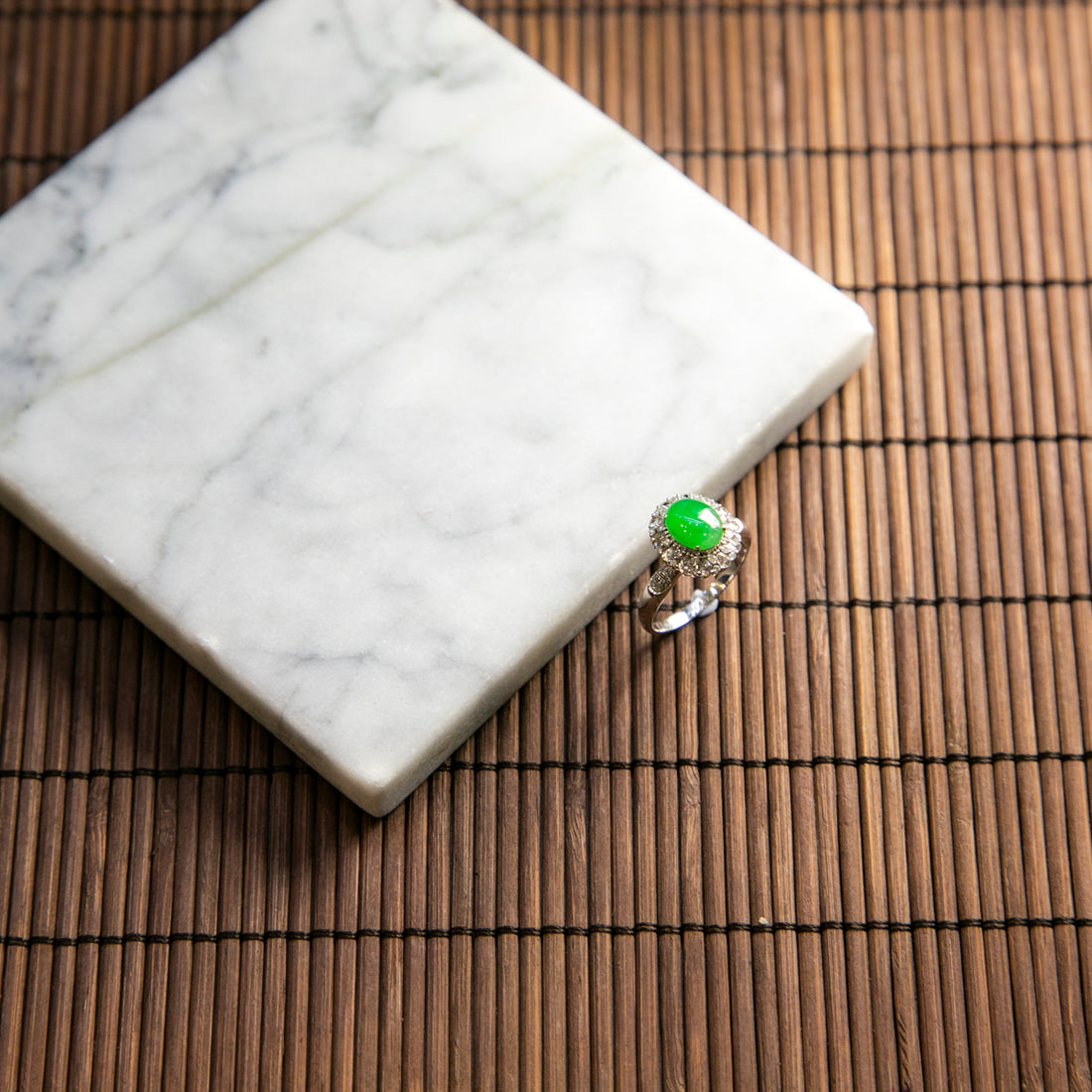 18K白金鑲鑽天然緬甸翡翠冰綠蛋面戒指