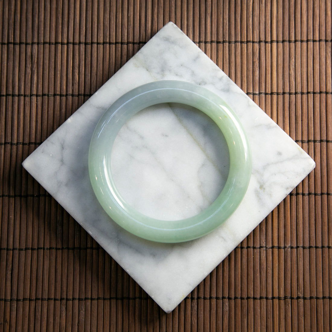 天然緬甸翡翠淡綠圓條手鐲 (適合圈口 55-57)