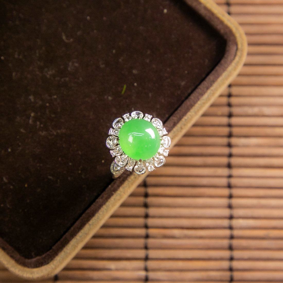 18K白金鑲鑽天然緬甸翡翠冰陽綠蛋面戒指