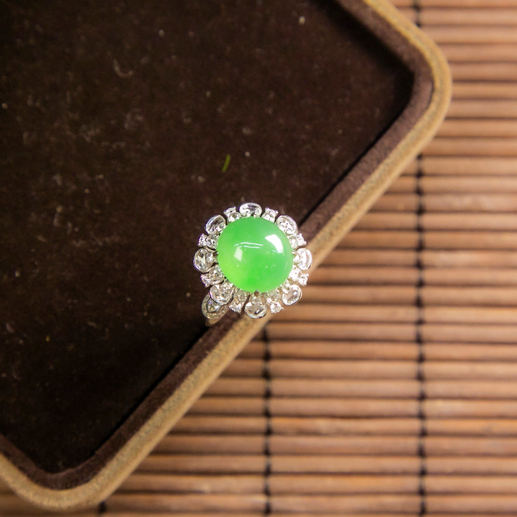18K白金鑲鑽天然緬甸翡翠冰陽綠蛋面戒指
