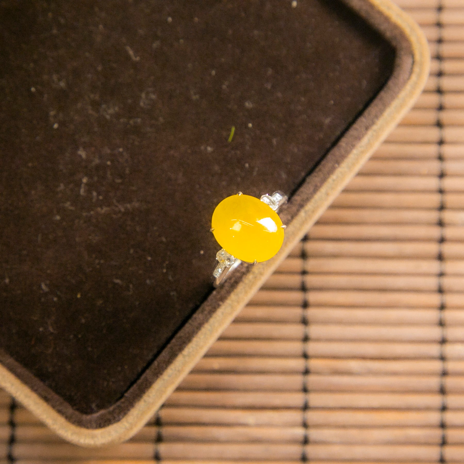 18K白金鑲鑽天然緬甸翡翠冰橙黃蛋面戒指