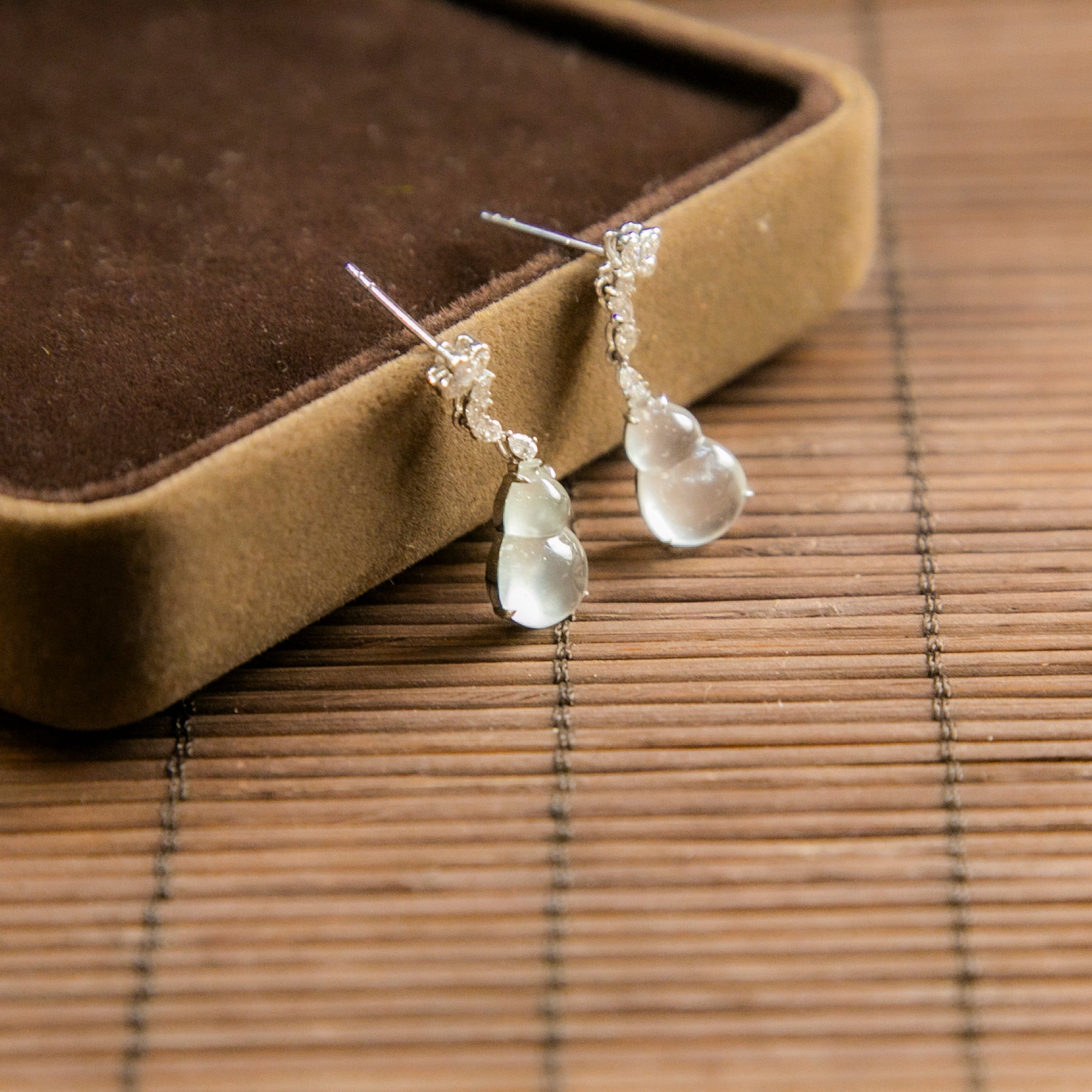 18K白金鑲鑽天然緬甸翡翠光感高冰白葫蘆耳針