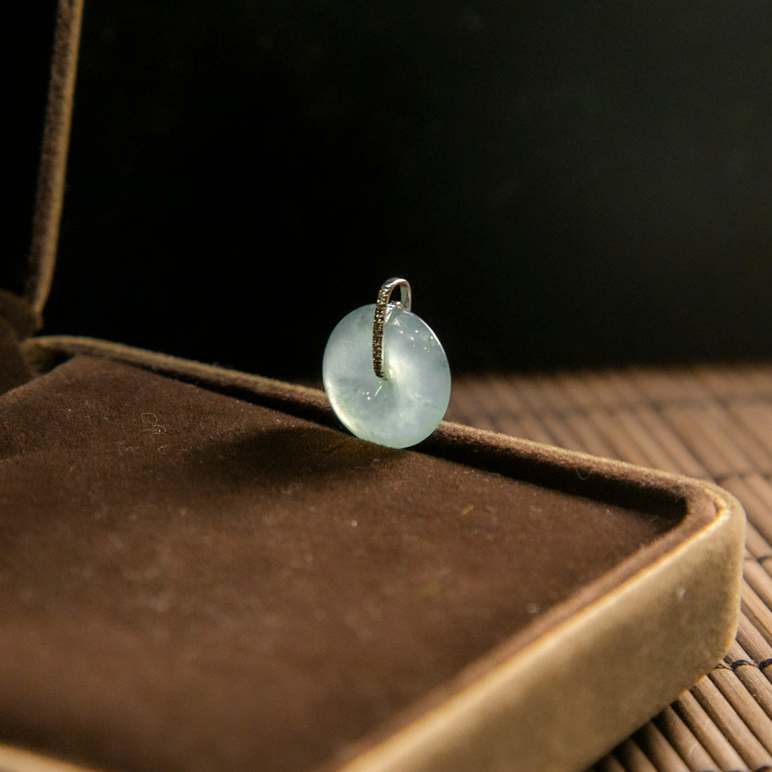 18K白金鑲鑽天然緬甸翡翠冰淡綠底飄花平安扣吊墜