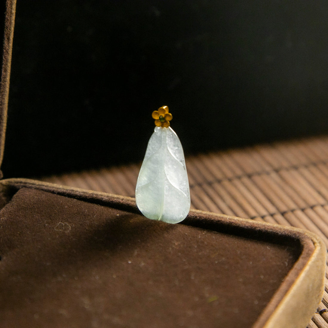 18K金天然緬甸翡翠冰白飄綠葉片吊墜