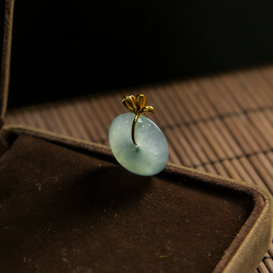 18K金鑲鑽天然緬甸翡翠冰藍綠底飄花平安扣吊墜