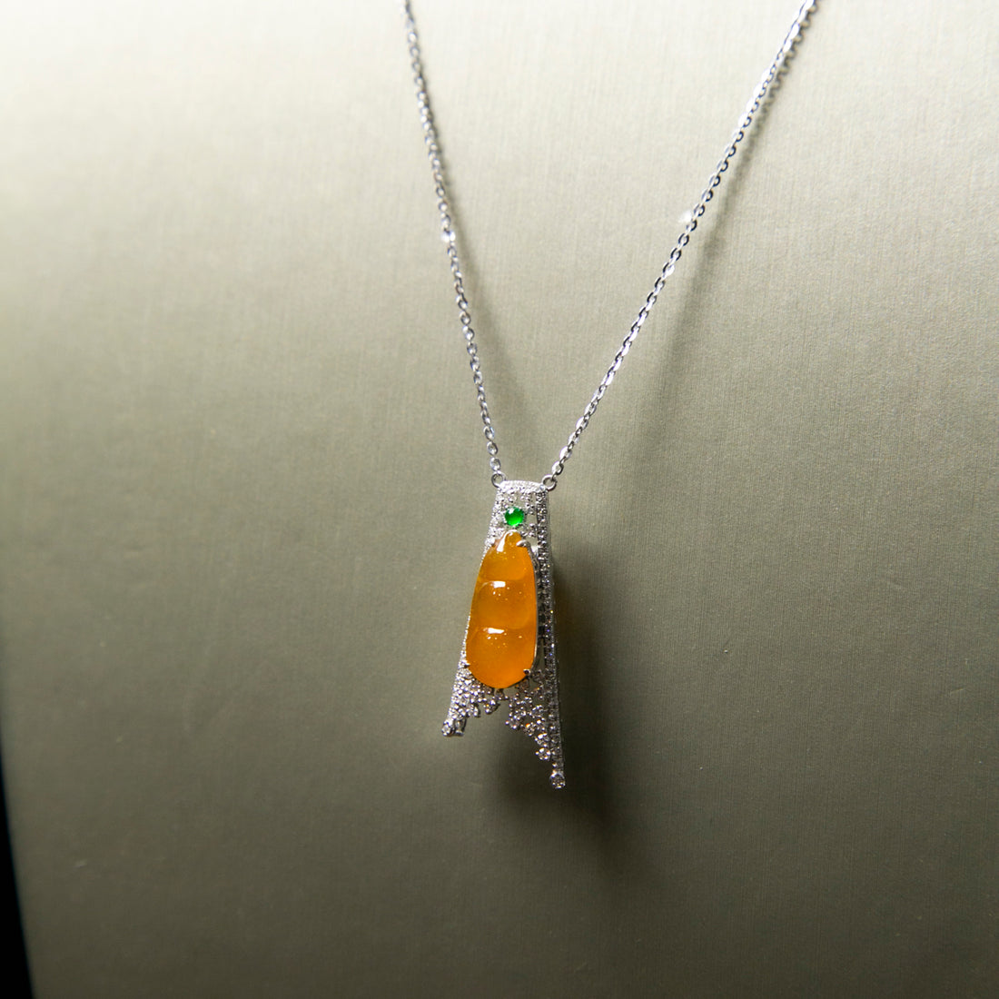 18K白金鑲鑽天然緬甸翡翠黃翡葫蘆頸鏈