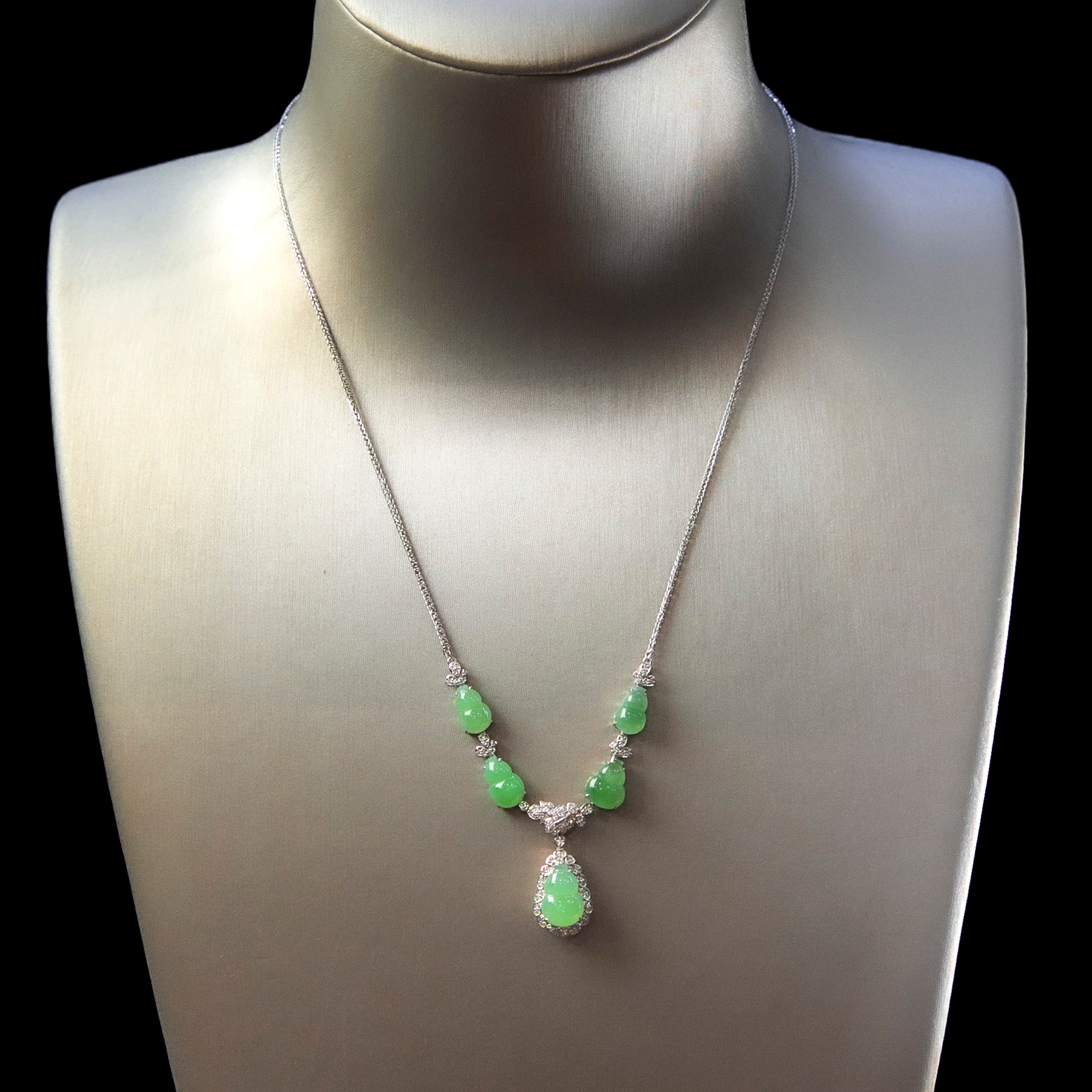 18K白金鑲鑽天然緬甸翡翠冰綠葫蘆頸鏈