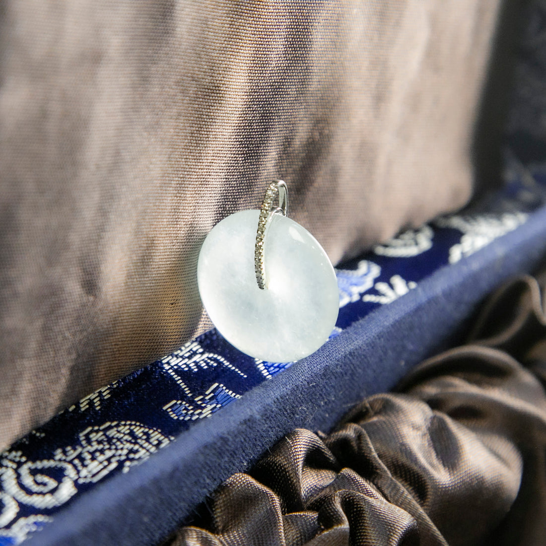 18K白金鑲鑽天然緬甸翡翠冰淡綠平安扣吊墜