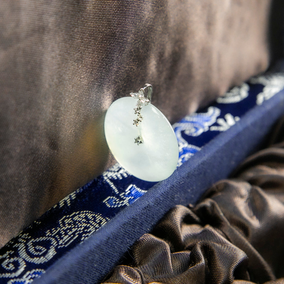 18K白金鑲鑽天然緬甸翡翠冰淡綠飄花平安扣吊墜