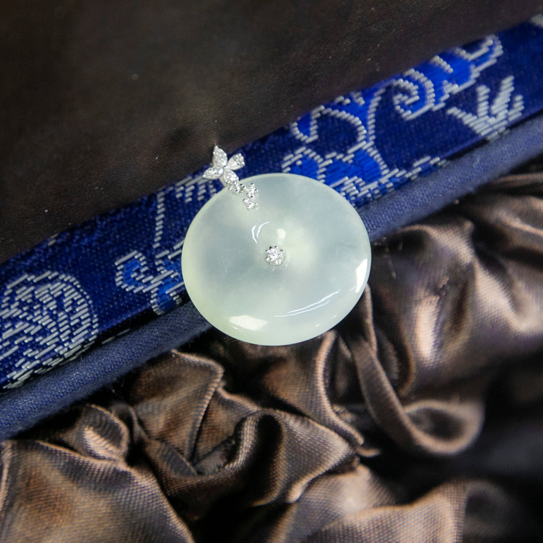 18K白金鑲鑽天然緬甸翡翠冰淡綠飄花平安扣吊墜